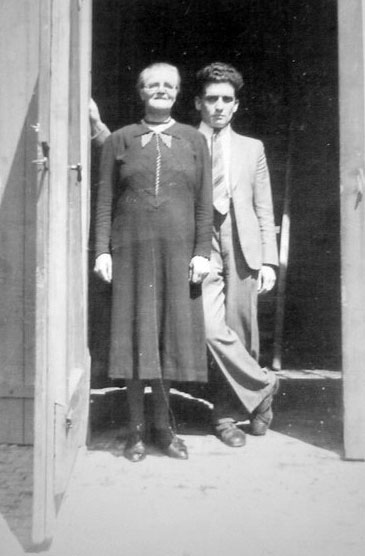 Gijsbertje Duizer-Verhoef with survivor Joseph van Straten