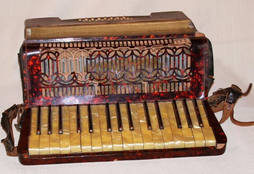 Accordion that Shabetai Shemi (Sami) from Monastir, Macedonia received as a Bar Mitzva gift from his parents